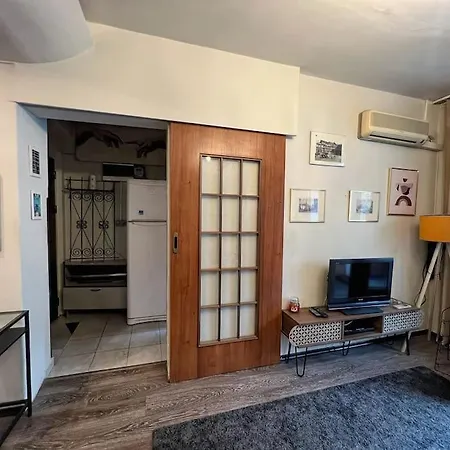 Apartment Yellow Story - Free Netflix *