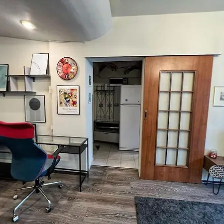 Apartment Yellow Story - Free Netflix