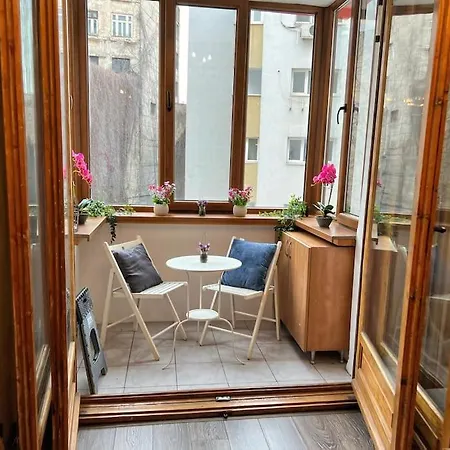 Yellow Story - Free Netflix Apartment Bucharest