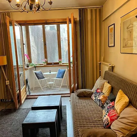 Apartment Yellow Story - Free Netflix *