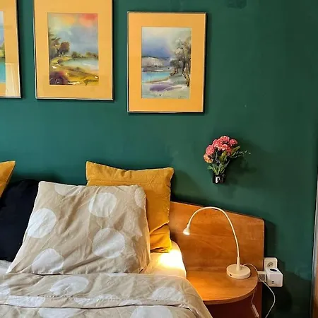 Apartment Yellow Story - Free Netflix *