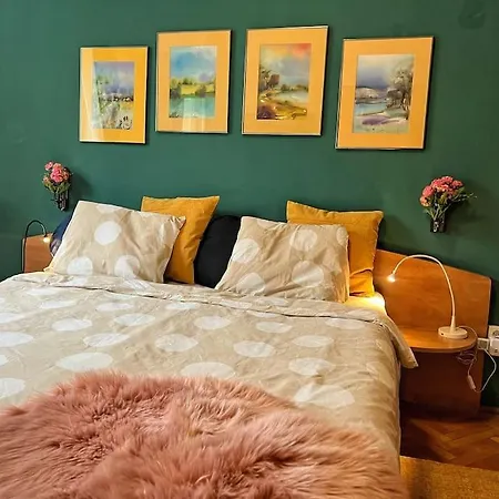 Yellow Story - Free Netflix Apartment