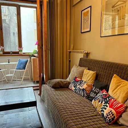 Yellow Story - Free Netflix Apartment *