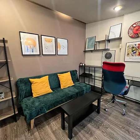 Yellow Story - Free Netflix Apartment Bucharest