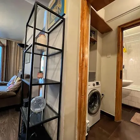 Apartment Yellow Story - Free Netflix *