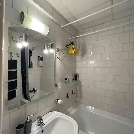 Yellow Story - Free Netflix Apartment Bucharest